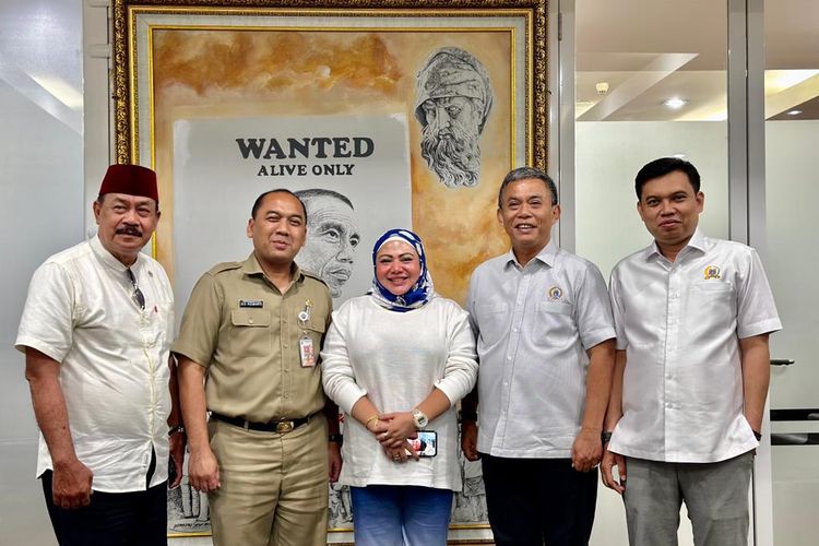 Ketua DPRD DKI Jakarta Prasetyo Edi Marsudi (dua dari kanan) dan Asisten Kesejahteraan Rakyat Sekretaris Daerah (Sekda) DKI Jakarta Uus Kuswanto (dua dari kiri). 