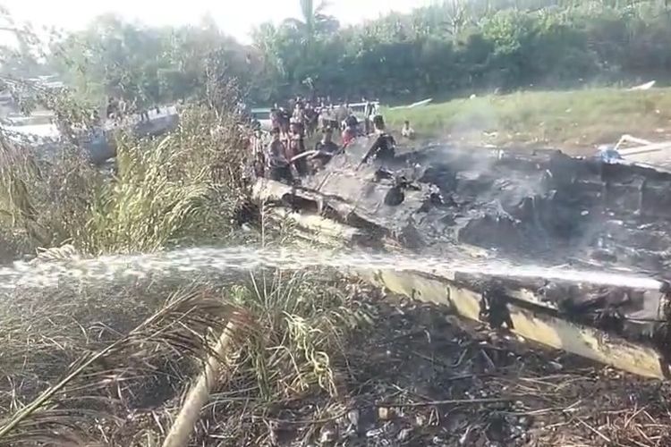 Dipicu Pembakaran Sampah, Kapal Milik Dishub Mamuju Ludes Terbakar