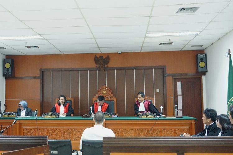 Artis peran Steve Emmanuel duduk di kursi pesakitan saat menjalani persidangan kasus penyalahgunaan narkoba di Pengadilan Negeri Jakarta Barat, Kamis (4/4/2019).