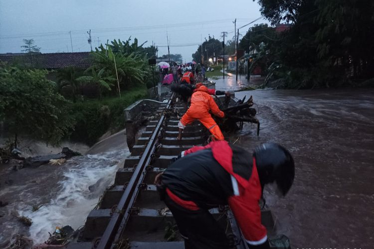 Petugas memperbaiki bagian rel yang tergerus banjir di petak Stasiun Prupuk-Slawi, Kabupaten Tegal, Jawa Tengah, tergerus banjir, Rabu (4/1/2023) petang.