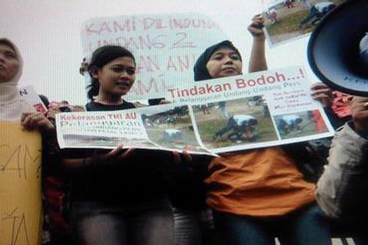 Puluhan wartawan berunjuk rasa di depan gerbang Pangkalan Udara Adi Sutjipto Yogyakarta, Rabu (17/10/2012).