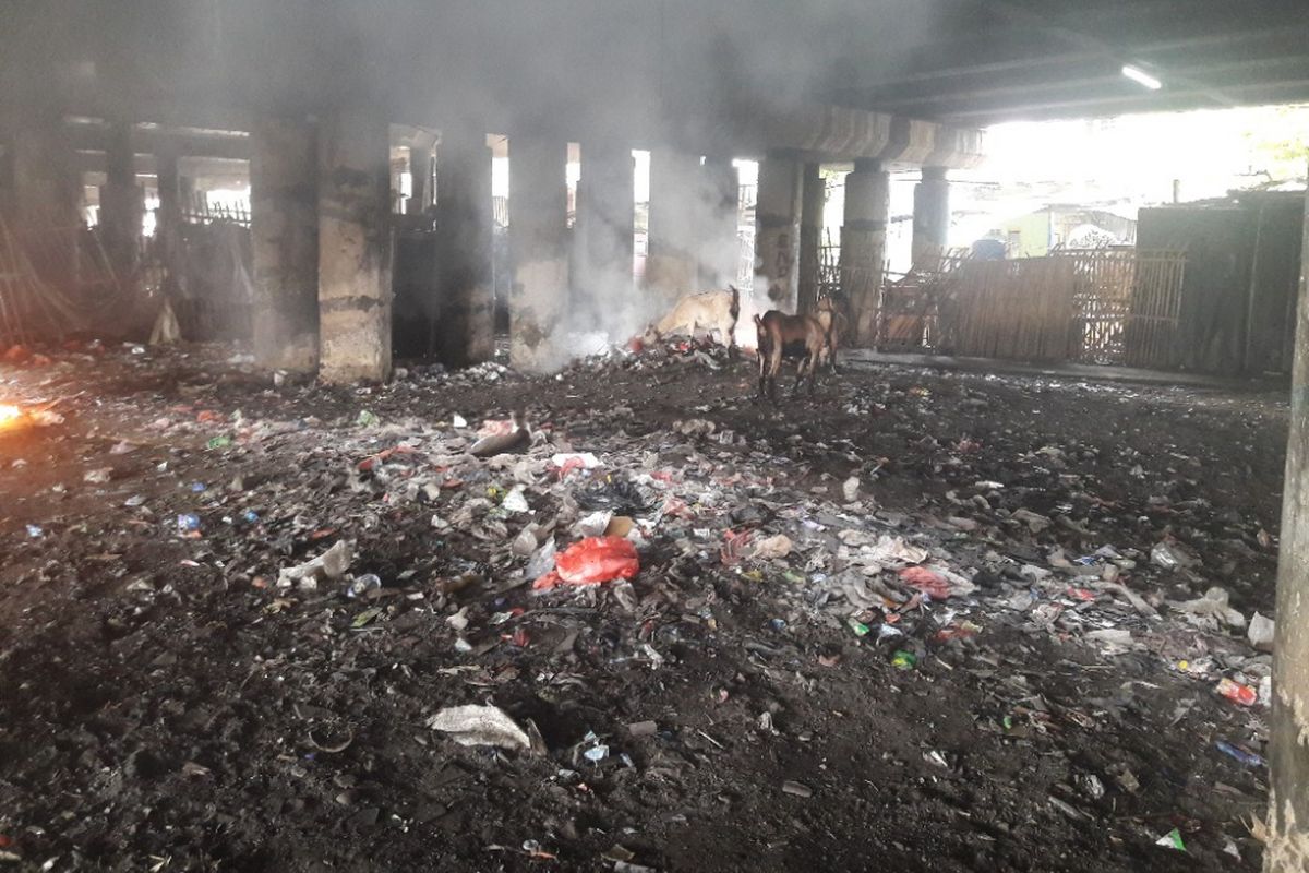 Hamparan sampah memenuhi lahan di kolong Tol Pelabuhan di kawasan Warakas, Tanjung Priok, Jakarta Utara, Rabu (18/4/2018) sore.