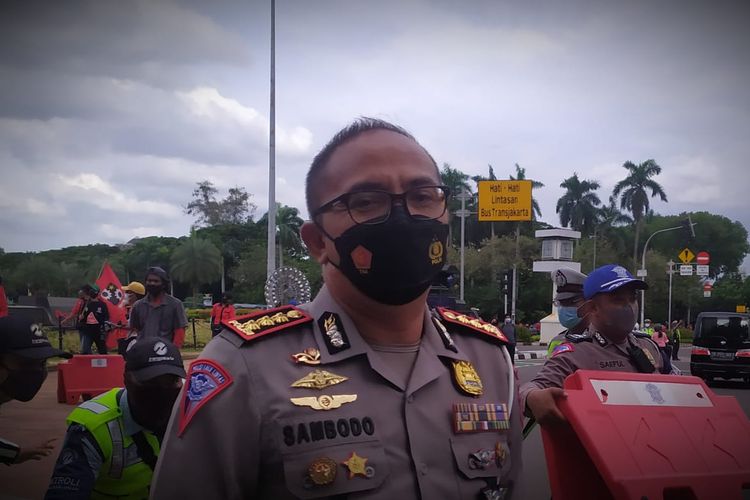 Dirlantas Polda Metro Jaya Kombes Sambodo Purnomo Yogo  saat mengamankan unjuk rasa buruh di Patung Kuda, Jakarta Pusat, Senin (29/11/2021). 