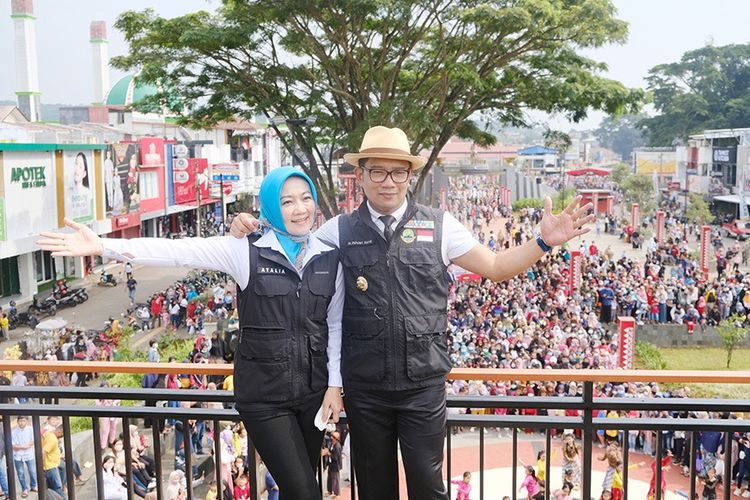 Gubernur Jawa Barat Ridwan Kamil bersama istrinya, Atalia Praratya. 