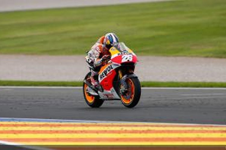 Pebalap Repsol Honda asal Spanyol, Dani Pedrosa, memacu motornya di Sirkuit Ricardo Tormo, Valencia, pada balapan GP Valencia, Minggu (9/11/2014).