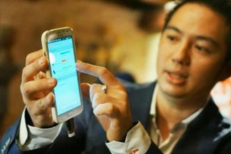 Country Manager SanDisk untuk Indonesia, Idris Effendi, mendemonstrasikan manajemen file SanDisk Ultra Dual USB Drive di smartphone melalui aplikasi Memory Zone dalam acara peluncuran di Jakarta, Rabu (19/2/2014)