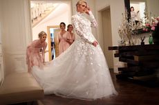 Intip 4 Gaun Mewah Paris Hilton di Resepsi Pernikahannya