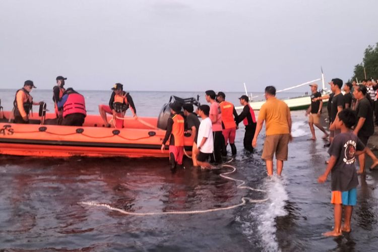 Evakuasi nelayan yang hilang saat melaut di perairan Desa Temukus, Kecamatan Banjar, Kabupaten Buleleng, Provinsi Bali, Minggu (5/11/2023) petang. 