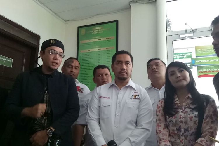 Sandy Tumiwa, Sunan Kalijaga dan Tessa Kaunang saat diwawancarai usai mediasi di Pengadilan Negeri Jakarta Selatan, Kamis (1/3/2018). 