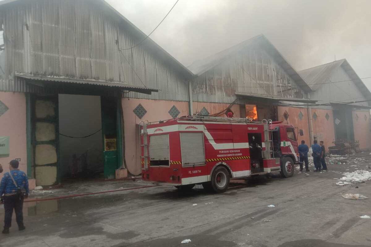 Petugas pemadam kebakaran tengah berupaya memadamkan api yang melahap gudang limbah popok di Rengasdengklok, Karawang, Jawa Barat, Jumat (17/6/2022).