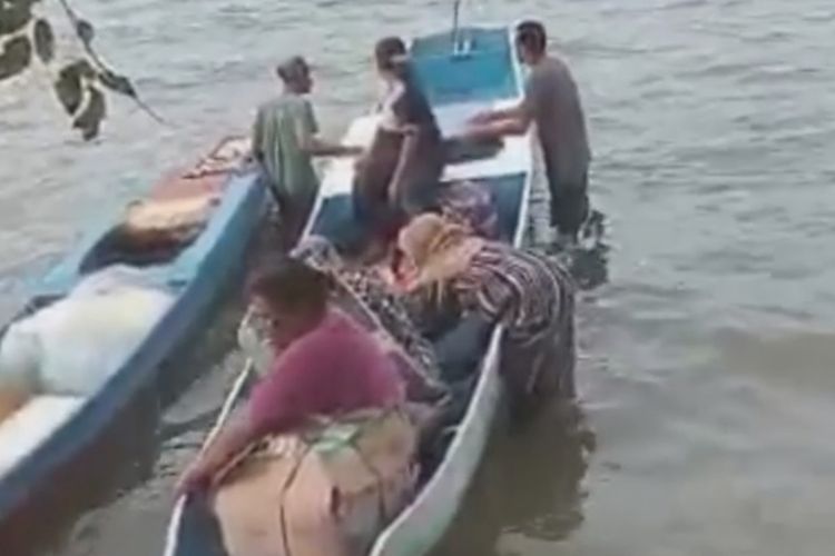 Seorang ibu hamil terpaksa melahirkan di atas perahu di perairan Moramo Kabupaten Konawe Selatan, Provinsi Sulawesi Tenggara karena perahunya mati mesin saat hendak menuju puskesmas.