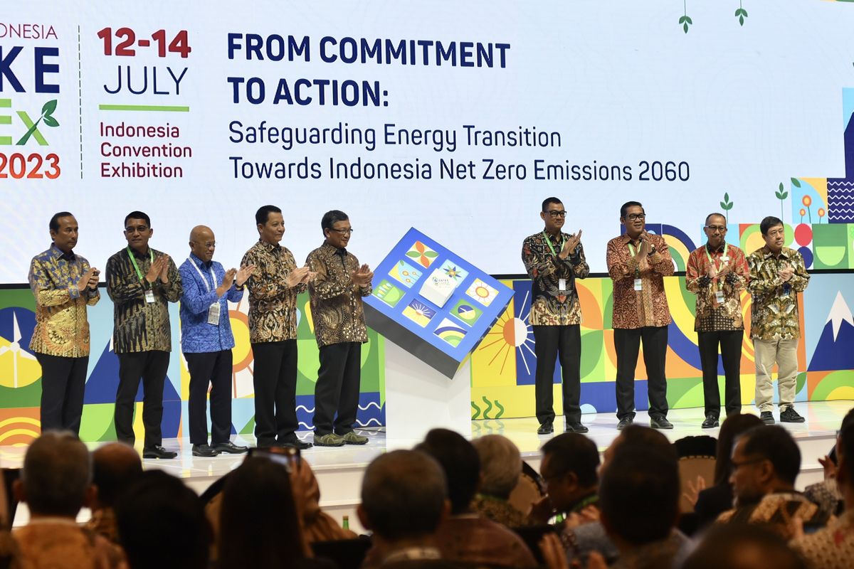PT Pertamina (Persero) melalui anak usahanya melakukan penandatanganan sembilan Memorandum of Understanding (MoU) dalam pengembangan bisnis energi batu dan terbarukan (EBT) bersama pada mitra bisnisnya saat acara The 11th Indonesia Energi Baru, Terbarukan & Konservasi Energi Conference & Exhibition (EBTKE ConEx), di Ice BSD City, Tangerang, Banten, Rabu (12/7/2023).