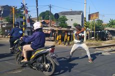 Kisah Hidup Kopral di Balik Aksi Silatnya yang Jenaka di Perlintasan Rel Proyek Bekasi...