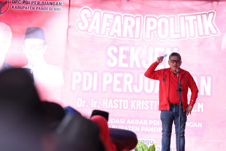 Sekjen PDI-P Hasto Kristiyanto di Kantor DPC PDI-P Pandeglang, Banten, Minggu (10/12/2023).