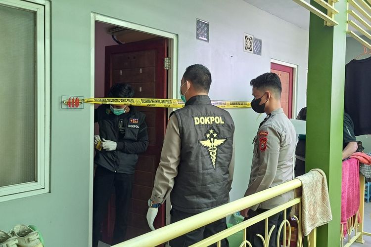 Anggota Dokpol Polda Sulsel saat olah TKP di lokasi penemuan mayat di Kos Bilqies Jalan Sungai Poso, Kecamatan Makassar, Kota Makassar, Sulsel, Selasa (26/2/2024)