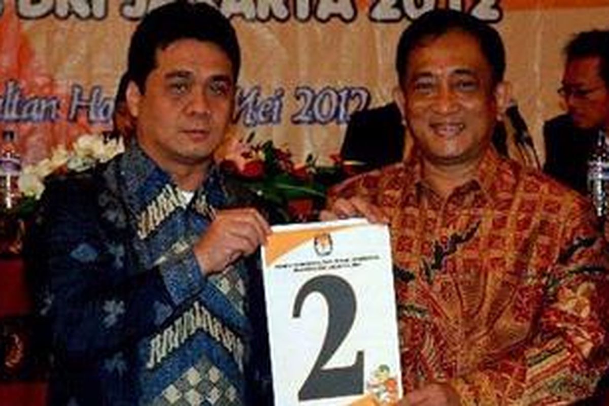 Cagub Hendardji Soepandji bersama wakilnya Ahmad Riza memperlihatkan nomor urut yang didapatkannya di acara penentuan dan penetapan nomor pasangan Cagub dan Cawagub Pilkada DKI Jakarta di Hotel Sultan, Senayan, Jakarta, Sabtu (12/05/2012). Pasangan Adji-Riza mendapatkan nomor urut satu.  