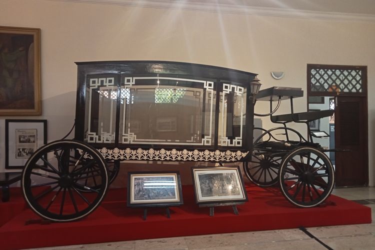 Replika kereta yang digunakan untuk membawa jenazah MH Thamrin di Museum MH Thamrin.