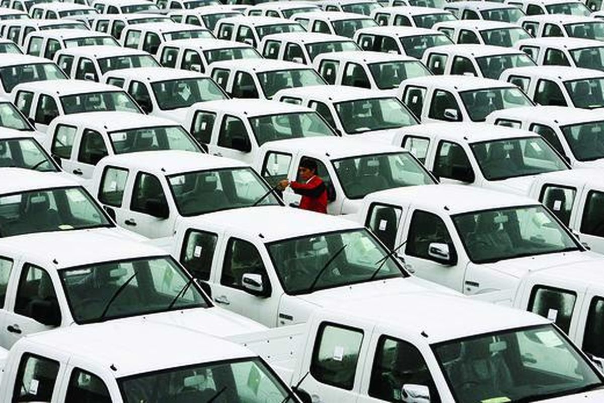 Pekerja memeriksa mobil di Tanjung Priok Car Terminal, Jakarta, akhir tahun lalu. Berbagai kasus kelemahan teknologi otomotif yang terjadi di Amerika Serikat tidak berimbas pada penjualan mobil di dalam negeri.