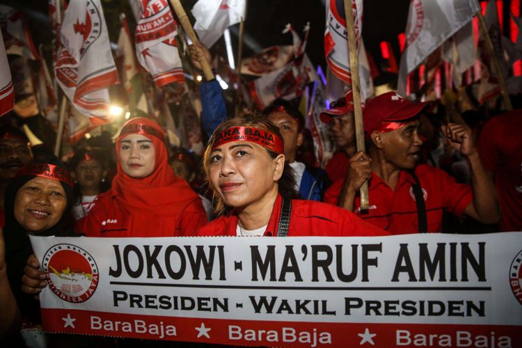 Relawan Joko Widodo-Maruf Amin di Tugu Proklamasi, Menteng, Jakarta Pusat, Jumat (21/9/2018). Setelah dari Tugu Proklamasi, Jokowi-Maruf Amin akan langsung menuju Kantor KPU untuk mengambil nomor urut sebagai peserta Pemilu Presiden 2019.