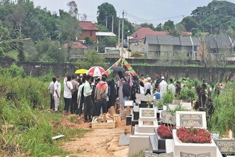 Puluhan keluarga Mulyadi mengantarkan pemakaman Mulyadi di salah satu TPU di wilayah Sukarami Palembang. 
