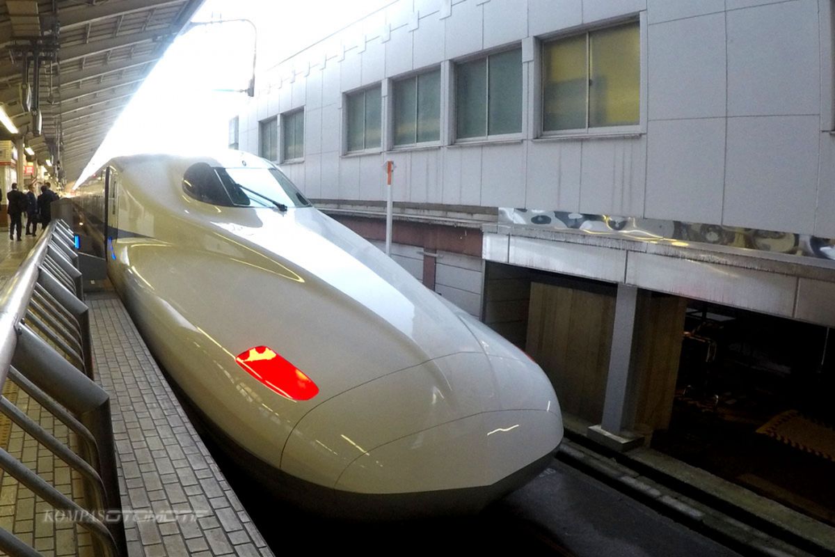 Ilustrasi Kereta Shinkansen.