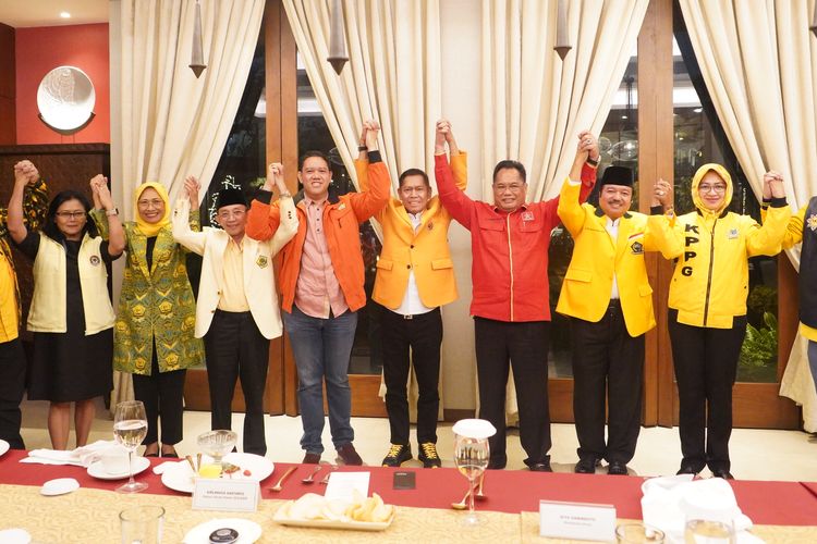 Ketua Umum (Ketum) Partai Golkar Airlangga Hartanto berfoto bersama Pimpinan Ormas Partai Golkar, di Jakarta, Minggu (6/8/2023).