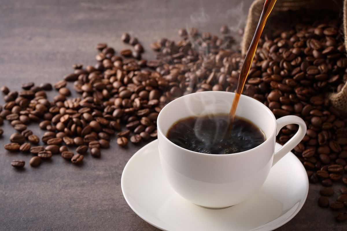 ilustrasi biji kopi dan kopi yang sudah diseduh. 