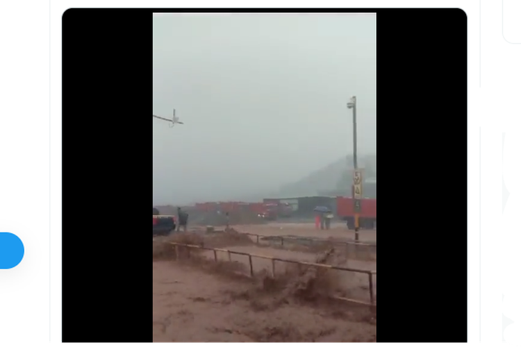 Tangkapan layar video yang menunjukkan banjir bandang menerjang kawasan industri nikel di Maluku Utara