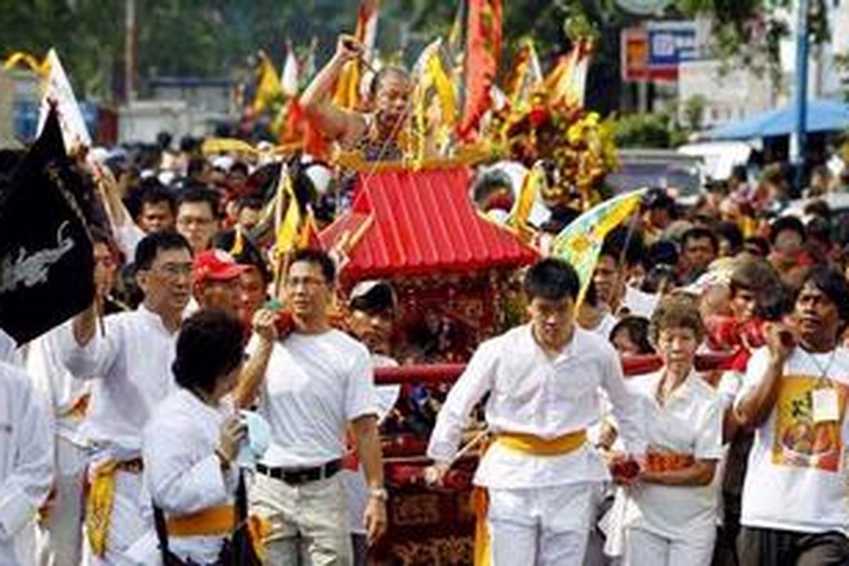 Arak-arakan tatung dan Toe Pe Kong keluar dari Klenteng Lo Cia Bio (Vihara Bodhidharma), Jakarta Pusat, Kamis (17/2/2011).  