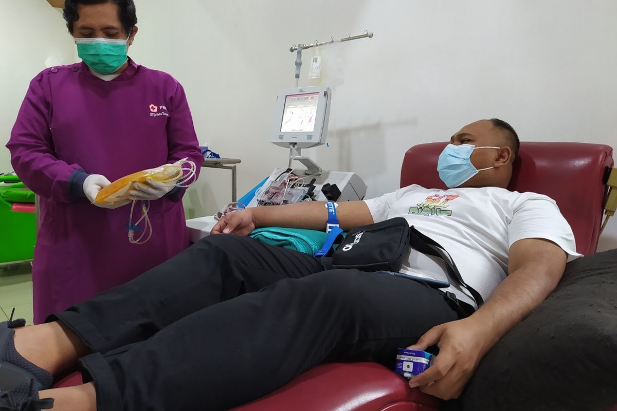 Salah satu penyintas Covid-19 usai melakukan donor plasma konvalesen di PMI Kota Tangerang, Kamis (17/12/2020) lalu.