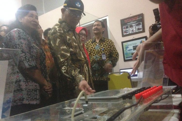 Menteri Pendidikan dan Kebudayaan Muhadjir Effendy saat meninjau inovasi siswa SMK7 Semarang, Jumat (4/1/2019) petang