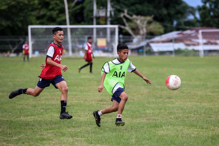 Pesepak bola berusia 12 tahun mengikuti seleksi program AIA 100 Talents Go to Phuket di Lapangan Matawaru, Desa Tulehu, Maluku Tengah, Kamis (2/5/2018). Sebanyak 5 pesepak bola berbakat akan dipilih dari kota ambon dan tulehu dan diberangkatkan ke Thailand untuk mengikuti pemusatan latihan disana.