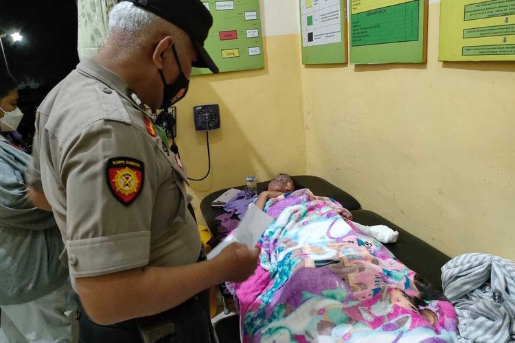 Petugas Kepolisian mendatangi lokasi wahana bianglala pasar malam di Desa Sekardadi, Kecamatan Jenu, Tuban, Jawa Timur, yang menimbulkan korban terbakar.