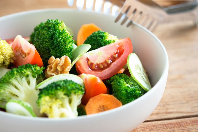 Memasukkan makanan yang kaya vitamin ini ke dalam pola makan harian dapat mebantu sebagai cara menghilangkan kerutan di bawah mata dan membantu merangsang kulit agar membentuk sel-sel baru yang sehat.