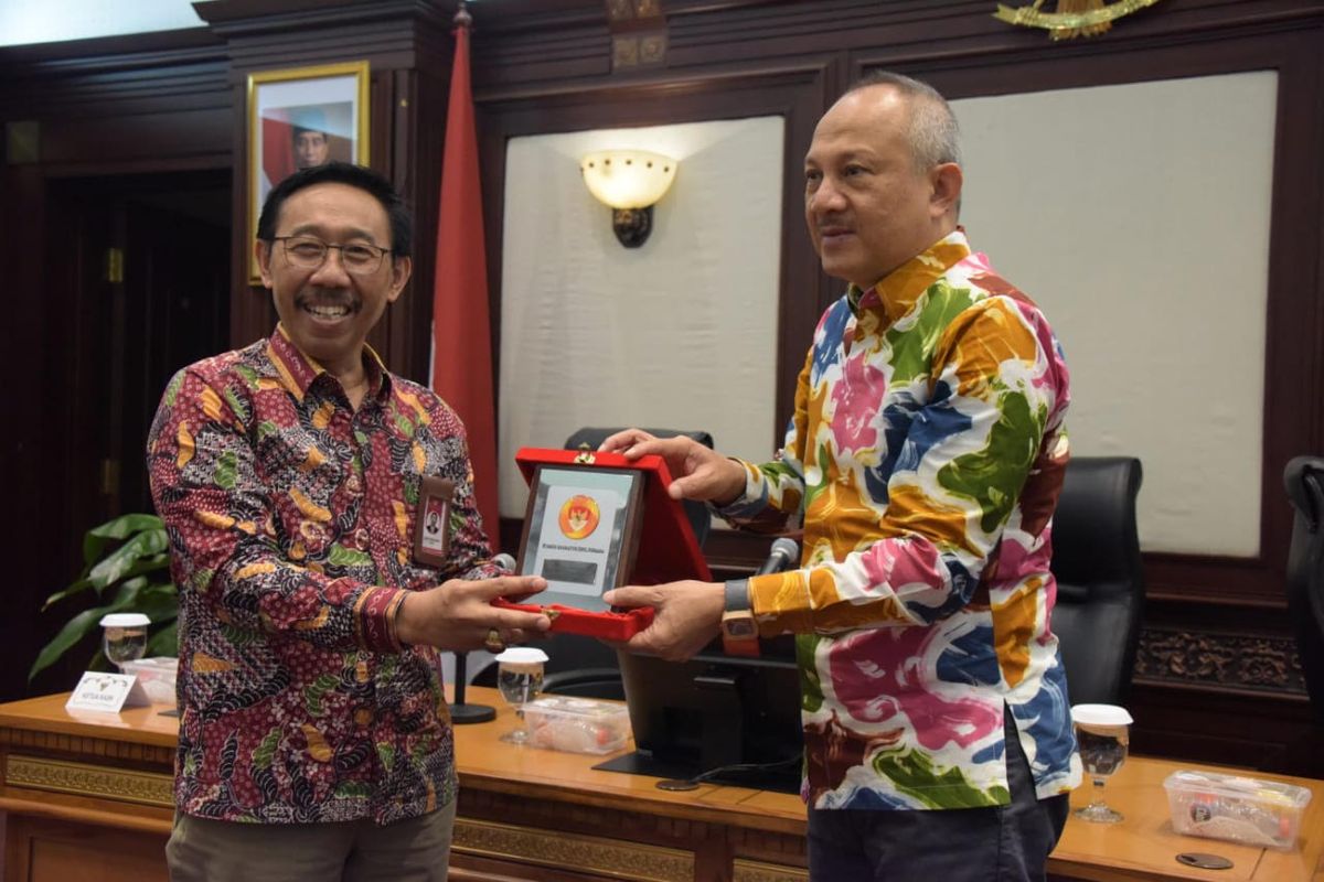 Sekretasi Daerah (Sekda) Pemerintah Provinsi (Pemprov) Jawa Barat (Jabar) Setiawan Wangsaatmaja mewaliki Gubernur Jabar Ridwan Kamil berfoto bersama Ketua Komisi Aparatur Sipil Negara (KASN) Agus Pramusinto usai penandatanganan Memorandum of Understanding (moU) tentang Center of Excellence Manajemen Aparatur Sipil Negara Berbasis antara Pemprov Jabar dengan KASN, di Kota Bandung, Jumat (28/7/2023).