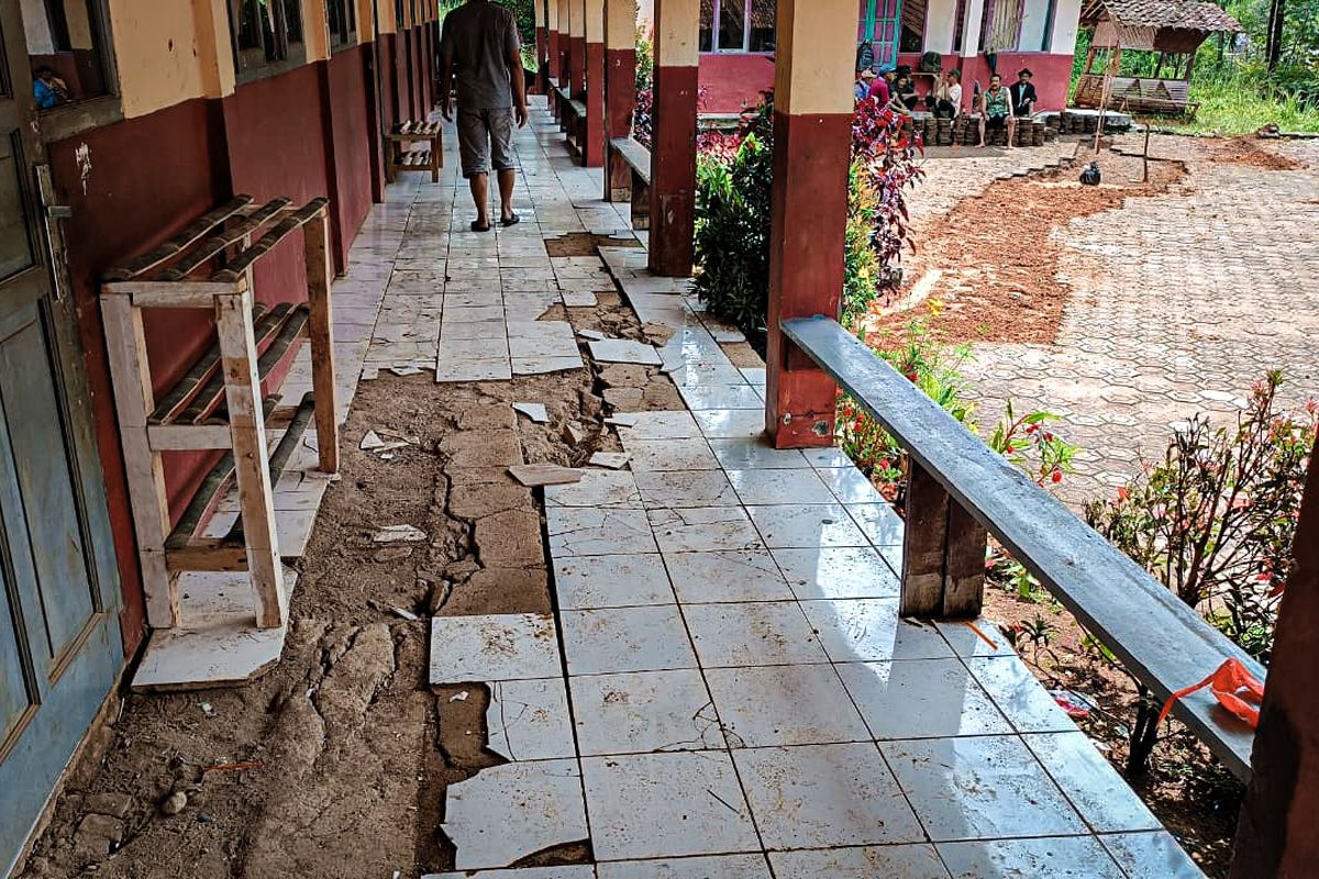 Kondisi SDN I Babakan Talang, Desa Cibedug, Kecamatan Rongga, Kabupaten Bandung Barat (KBB), Jawa Barat terdampak pergerakan tanah.