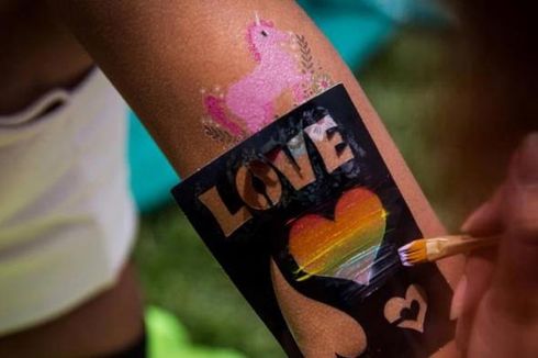 Dalam Rapat Bersama DPR, Luhut Tegaskan Negara Harus Lindungi LGBT 