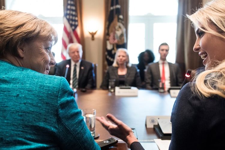 Ivanka Trump sedang berbincang dengan Kanselir Angela Merkel saat berkujung ke Gedung Putih pada Jumat (17/3/2017).