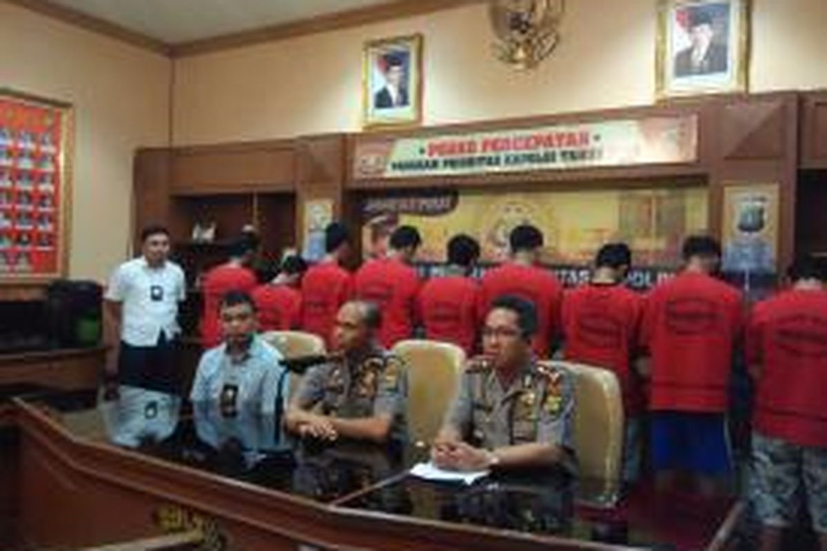 Polisi mengamankan sembilan tersangka dalam kasus tawuran warga di Johar Baru, Jakarta Pusat. Menurut pihak kepolisian pada Sabtu (26/9/2015) ini, kesembilan orang itu warga Tanah Tinggi. 