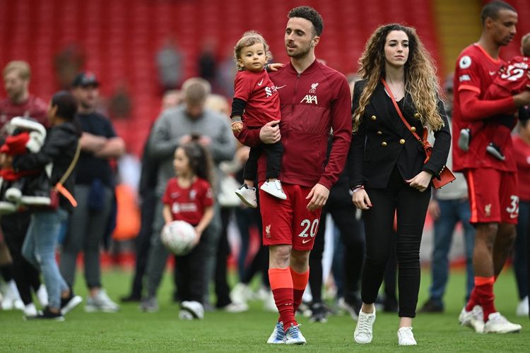 Striker Liverpool asal Portugal Diogo Jota merayakan kemenangan bersama keluarganya di akhir pertandingan Liga Inggris antara Liverpool dan Wolverhampton Wanderers di Anfield di Liverpool, Inggris barat laut pada 22 Mei 2022. Diogo Jota meninggal bersama adiknya, Andre Felipe, pada 3 Juli 2025 dini hari dalam sebuah kecelakaan lalu lintas di Spanyol barat laut, kata Garda Sipil Spanyol.