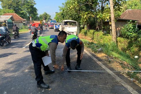 Nyetir Sambil Pangku Anak, Isuzu Traga Tabrak Hillux di Wonogiri, 2 Orang Tewas