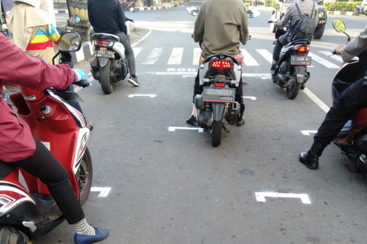 Garis yang sengaja dibuat Dishub Tuban di traffic light simpang Kembang Ijo, Tuban, dalam rangka penegakan aturan physical distancing.