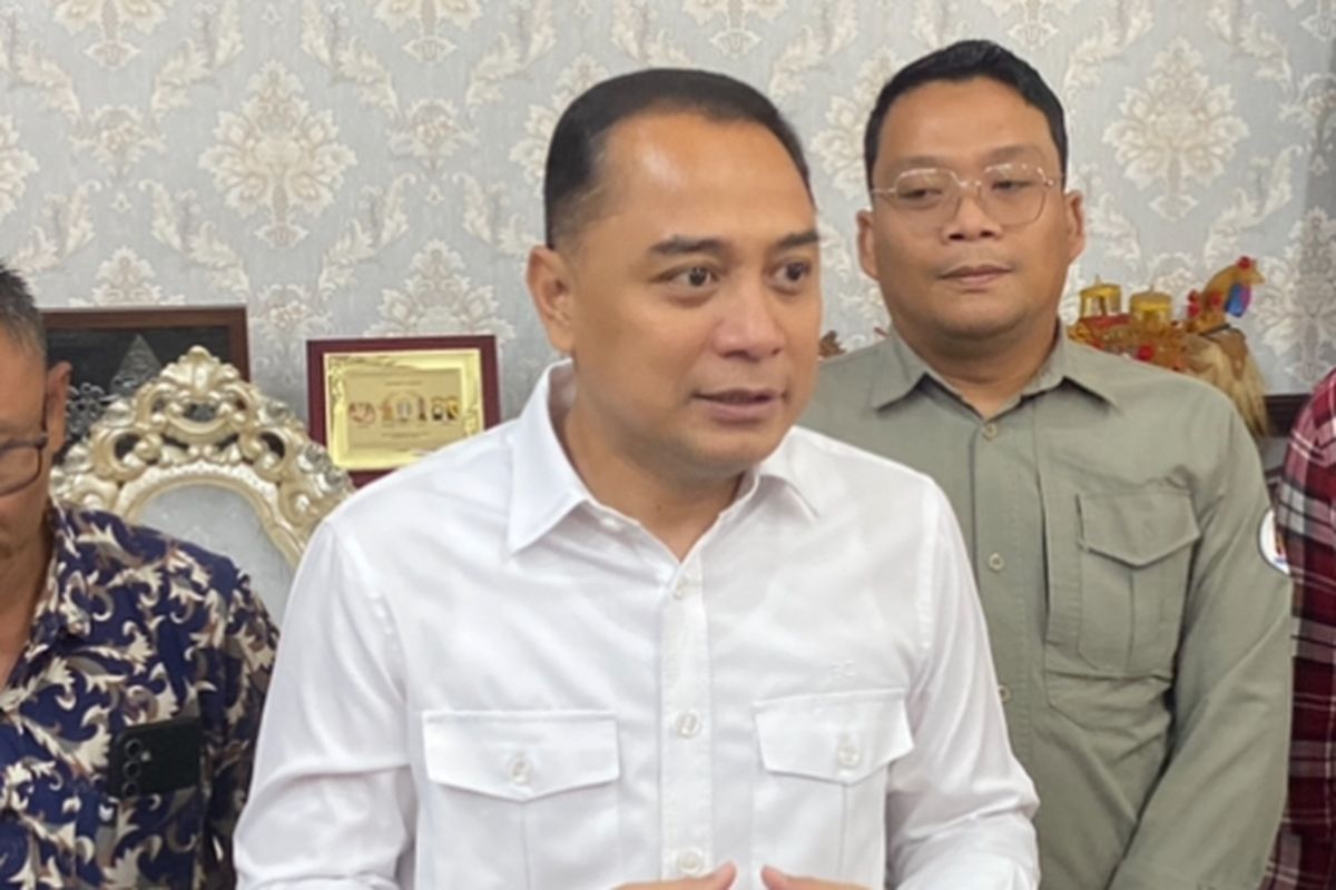 Wali Kota Surabaya, Eri Cahyadi, Senin (23/6/2025). Studi menunjukkan bahwa penerapan Jam Malam Anak di Surabaya secara kaku tanpa komunikasi terbuka dapat berdampak negatif pada kondisi emosional dan hubungan anak dengan orangtua.