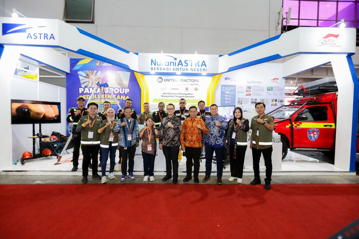 Chief of Corporate Affairs Astra Boy Kelana Soebroto (tengah) dan Head of Corporate Governance & Sustainability United Tractors Sara K. Loebis (keempat kiri) pada ajang Emergency Disaster Reduction & Rescue Expo 2025 di Jakarta, Rabu (13/8/2025).