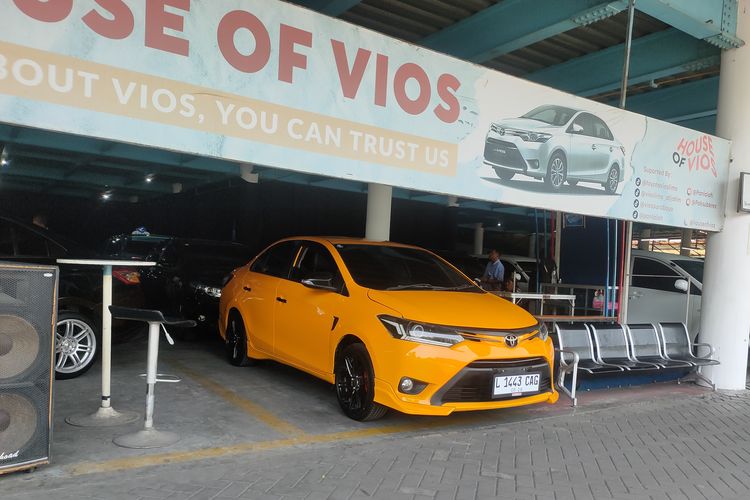 Mobil bekas taksi Blue Bird di pool Darmokali, Surabaya