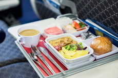 Cara Pramugari Siapkan Makanan di Pesawat, Ternyata Ada Perbedaan