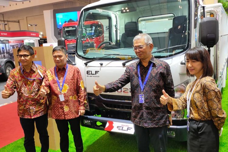 BOD Isuzu bersama model andalan Elf di GIIAS 2023.