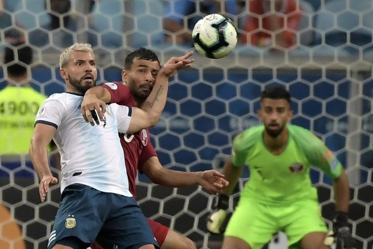 Boualem Khoukhi mengawal ketat Sergio Aguero pada laga Qatar vs Argentina dalam lanjutan Copa America 2019 di Gremio Arena, 23 Juni 2019. 