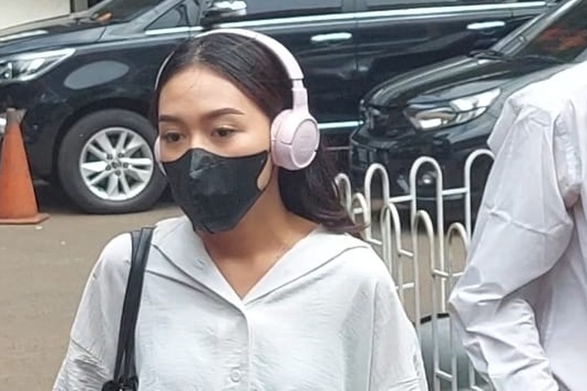 Anastasia Pretya Amanda alias APA ketika mendatangi Pengadilan Negeri (PN) Jakarta Selatan untuk menjadi saksi dalam sidang terdakwa anak AG terhadap kasus penganiayaan D, Selasa (4/4/2023). 