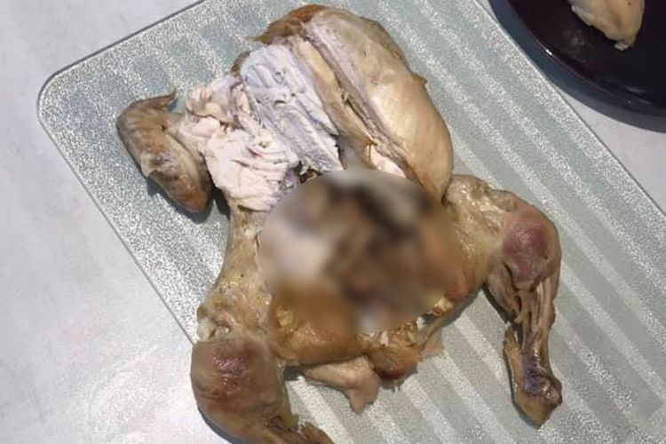 Foto yang diunggah Gordon Duncan di Facebook, menunjukkan dia jijik dengan usus ayam yang masih berada di dalam.